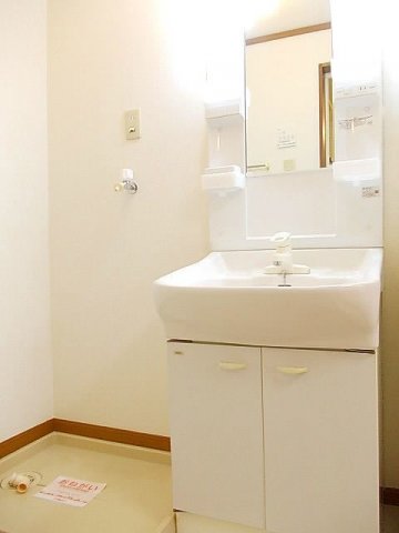 洗面設備　ゆったりとスペースのある洗面所