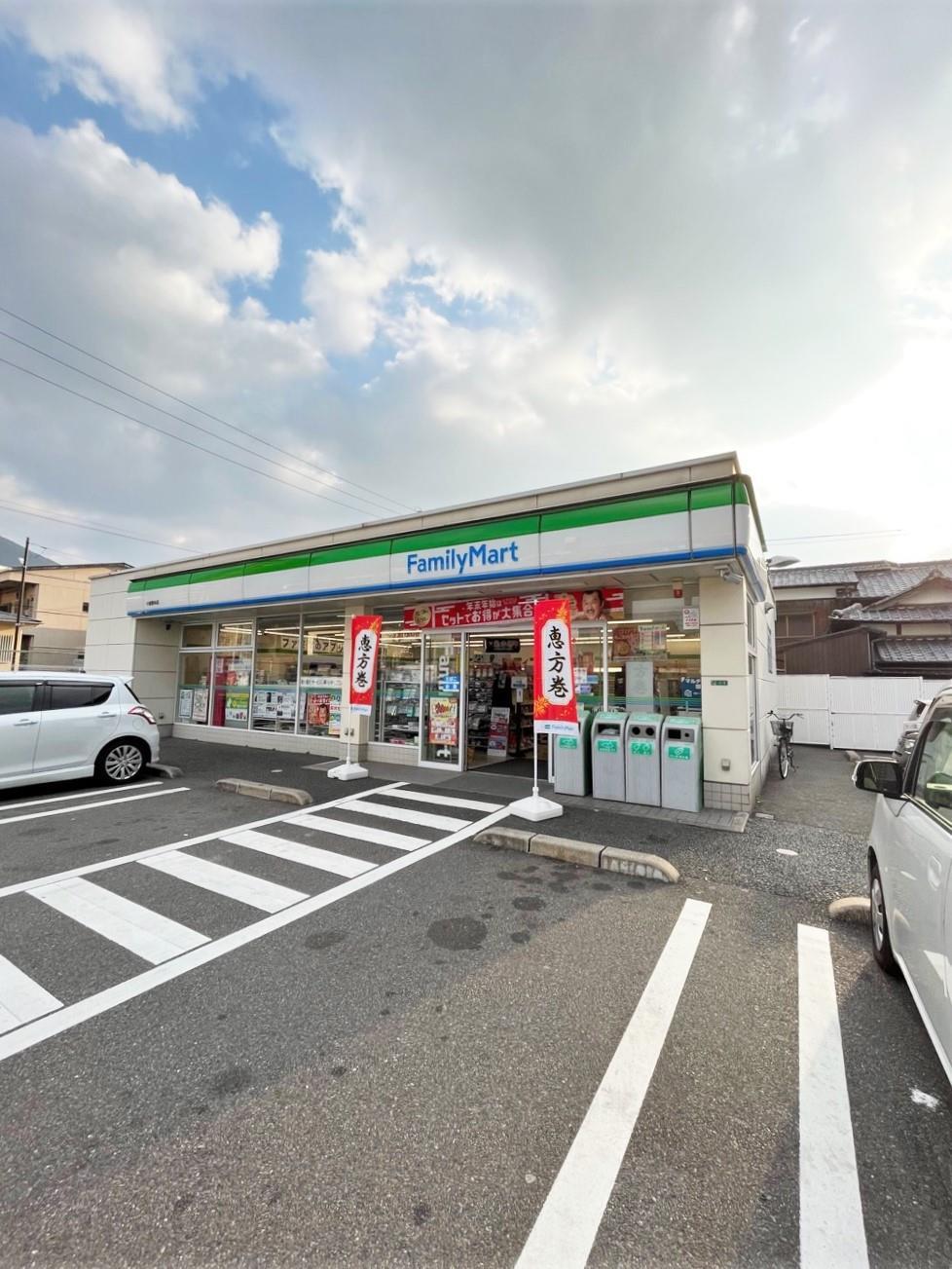 コンビニ　ファミリーマート小倉熊本店（コンビニ）まで240m
