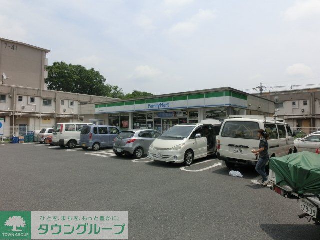 コンビニ　ファミリーマート（コンビニ）まで750m