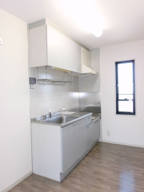 キッチン　調理スペースも広めで料理がはかどります。