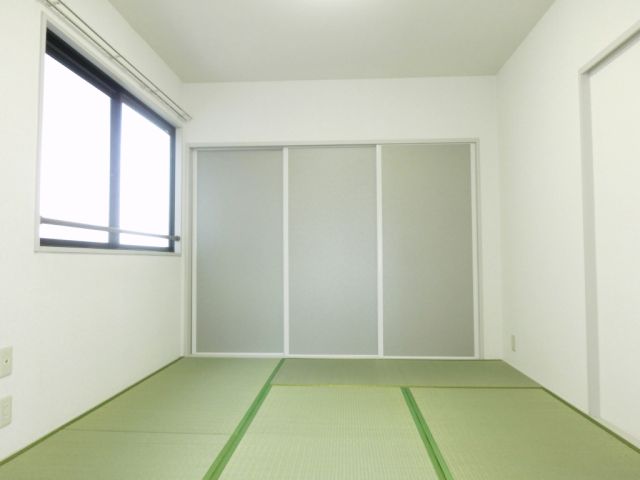 その他部屋・スペース　和室にも窓があり、通気性に優れています。