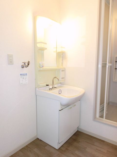 洗面設備　独立した洗面化粧台です。