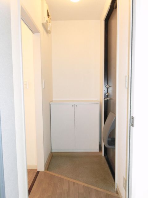 玄関　下駄箱付きの玄関でお気に入りの靴もたくさん収納できます。