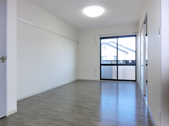 居室・リビング　窓を開けると、爽やかな風がお部屋全体を通り抜けます。