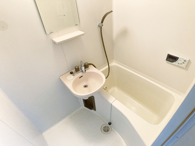 バス・シャワールーム　※補修前の参考画像の為、設備等は現況優先。