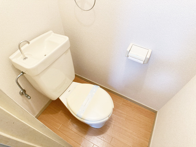 トイレ　※補修前の参考画像の為、設備等は現況優先。