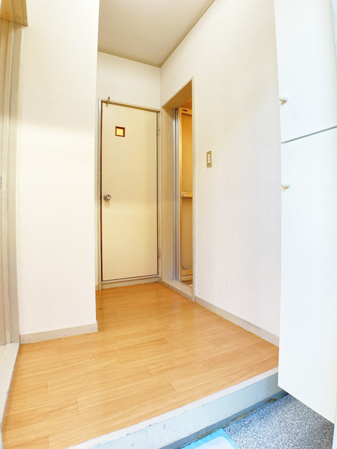 玄関　※補修前の参考画像の為、設備等は現況優先。