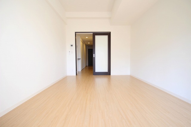 居室・リビング　同物件別号室のものです。