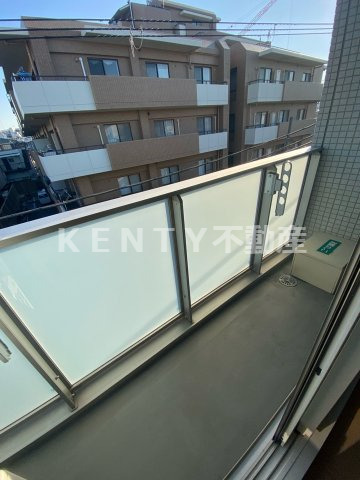 バルコニー　暖かな日差しのふりそそぐバルコニー