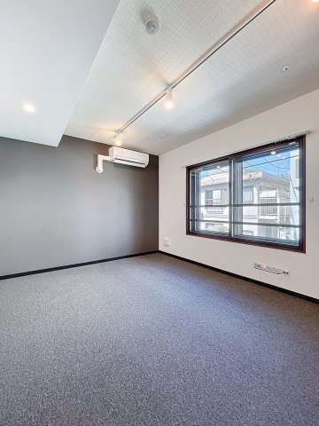 居室・リビング　居室は防音床、防音壁、防音天井となっており、コンクリートの厚