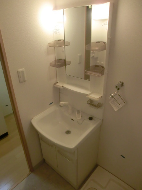 洗面設備　シャンプードレッサー付きの洗面化粧台です。