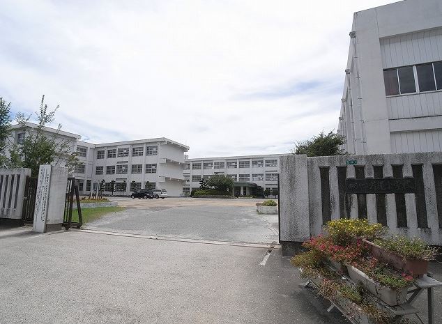 小学校　那珂川市立片縄小学校（小学校）まで581m