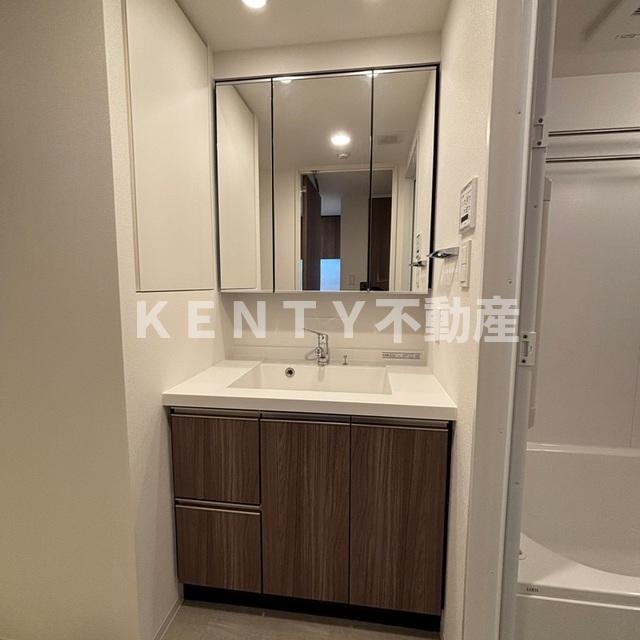 洗面設備　明るい洗面所です