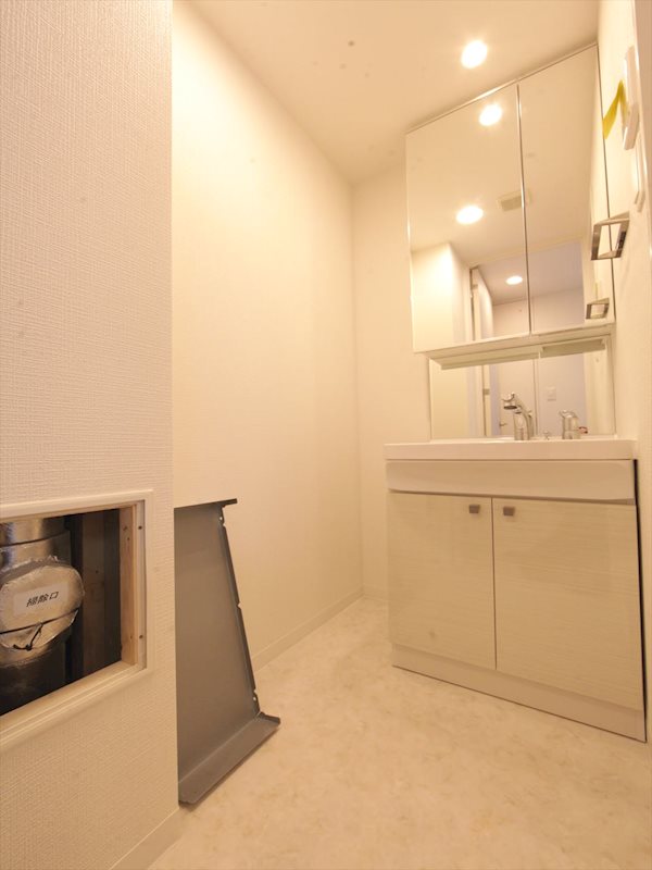 洗面設備　脱衣場　独立洗面台（シャンプードレッサー付）