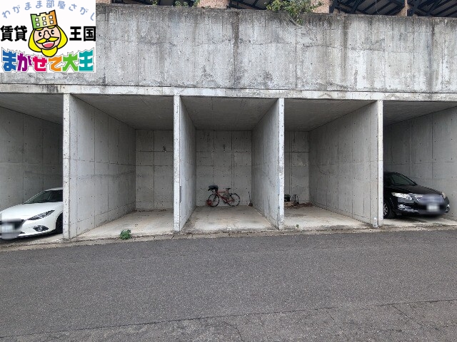 駐車場　高さ奥行きのある駐車場です