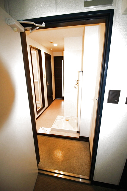 玄関　※写真は他号室です