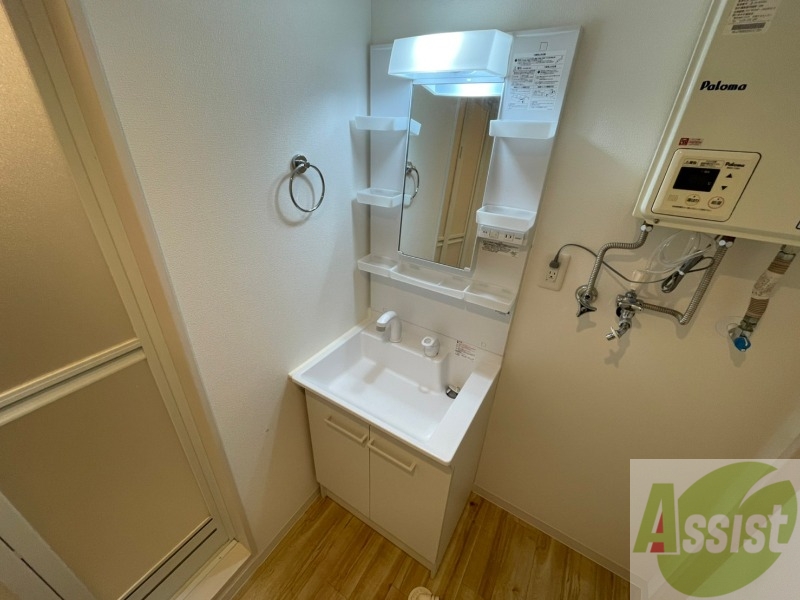 洗面設備　独立洗面台です。大きくてよいですね。シャンプーもできます。