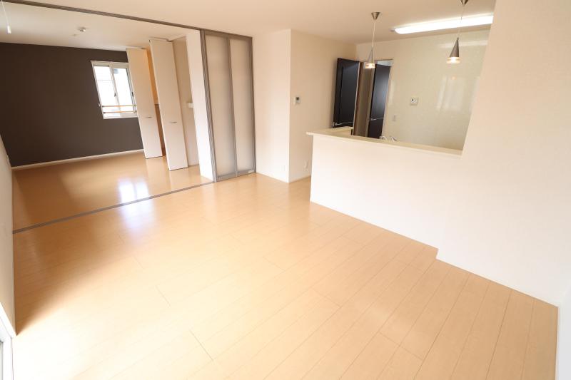 居室・リビング　リビング14帖、奥の洋室は6帖