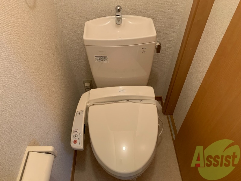 トイレ　温水洗浄便座なので快適に使用できそうですね。