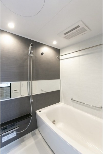 バス・シャワールーム　嬉しい追い焚き・浴室乾燥機付きです♪