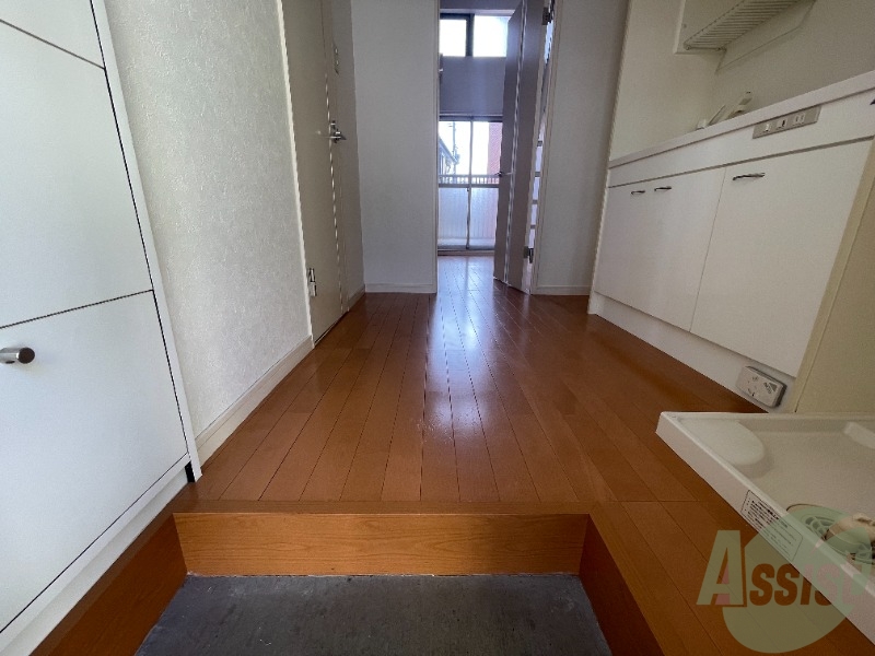 玄関　玄関からの様子になります。明るい印象ですね。