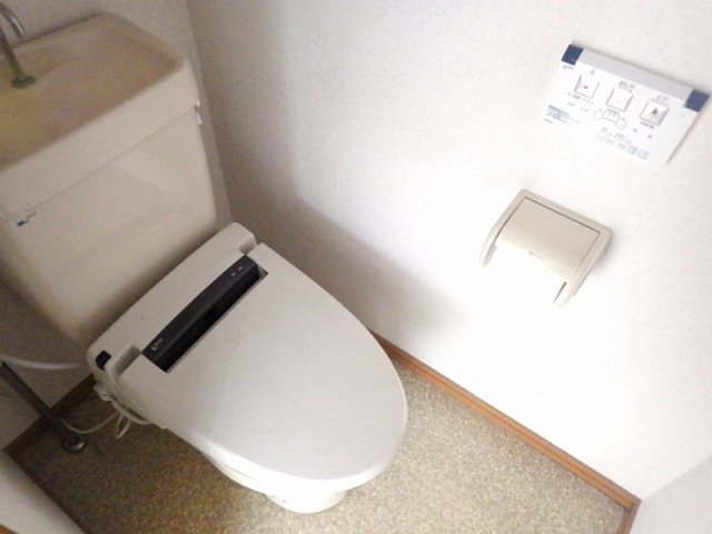 トイレ　落ち着いた色調のトイレです