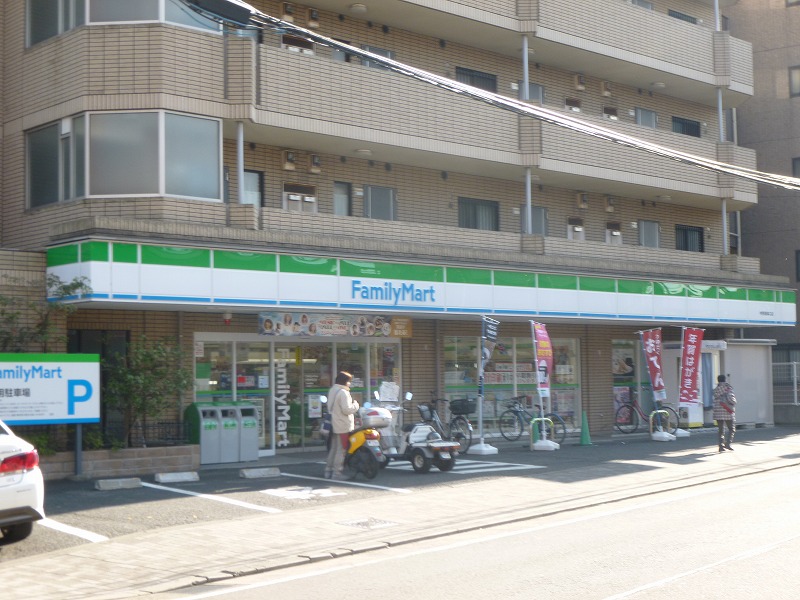 コンビニ　ファミリーマート（コンビニ）まで150m