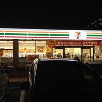 コンビニ　セブンイレブン新松戸ゆりのき通り店（コンビニ）まで372m