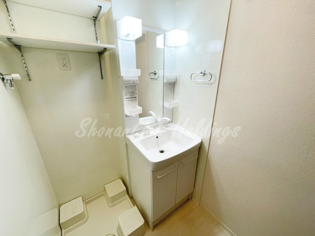 洗面設備　明るい洗面所です