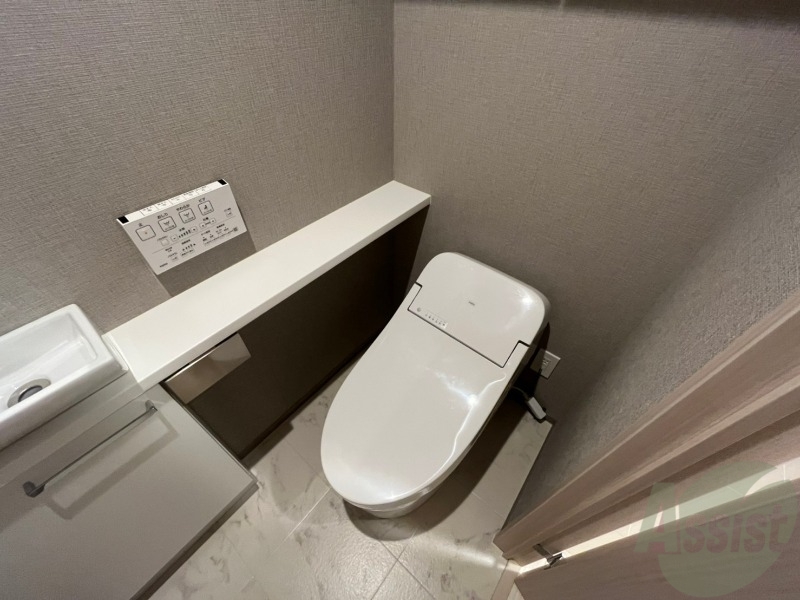 トイレ　トイレです。ユニットバスになってますのでコンパクト。