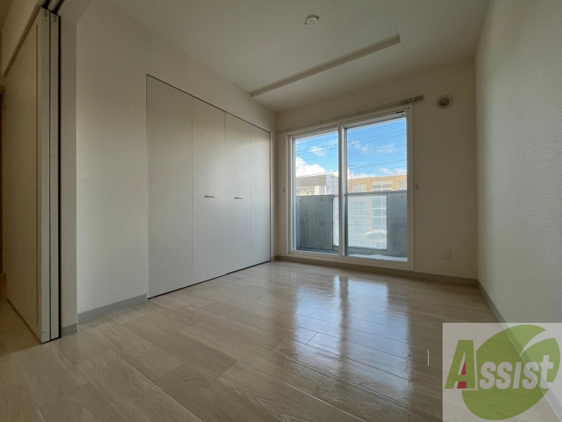 その他部屋・スペース　４．７帖の洋室です。広々として、きれいですね。