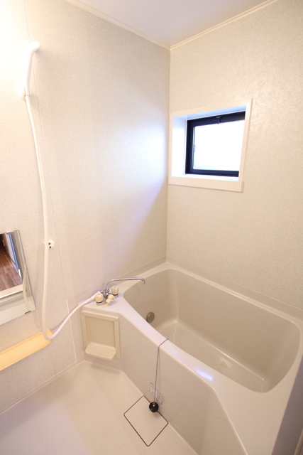 バス・シャワールーム　追焚き機能付き、窓があり換気できます