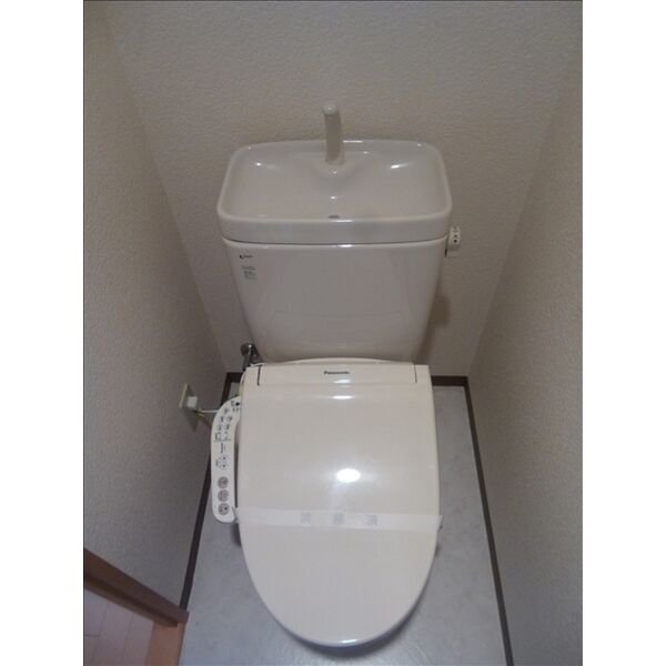 トイレ　タオル掛けもあります。