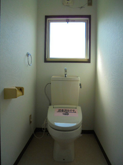 トイレ　写真は101号室です。（参考）