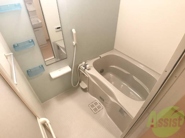 バス・シャワールーム　こちらはバスルームです。狭すぎずゆったりできそうです。
