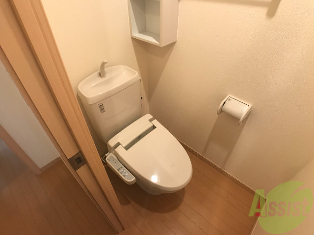 トイレ　こちらウォシュレットトイレです。サイドには棚もあり便利そう。