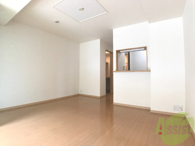 居室・リビング　バルコニーから洋室を撮影しました。仕切りの色がポイントです。