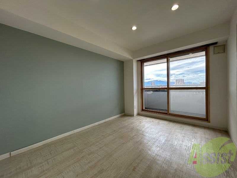 その他部屋・スペース　寝室はこちらです。光が差し込む、温かみのあるお部屋です。