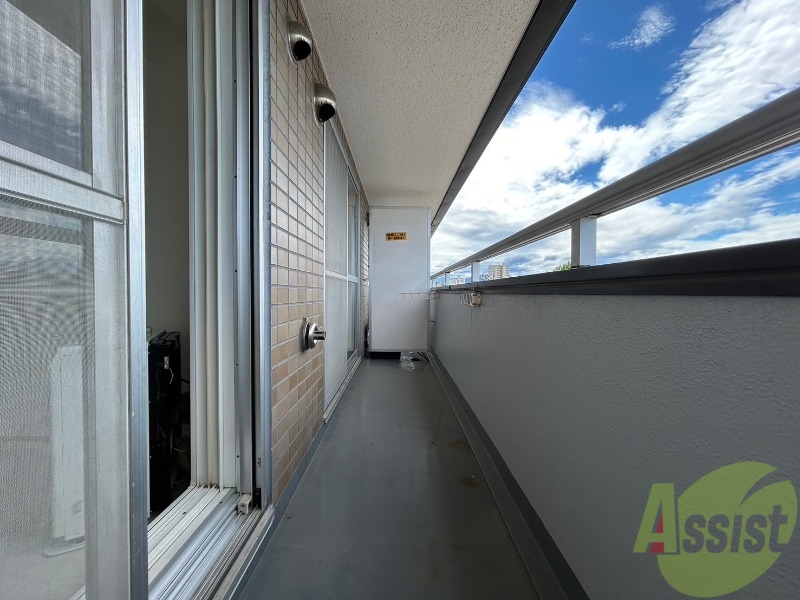 バルコニー　バルコニー。洗濯物がはかどりそうな広さがありますよ。