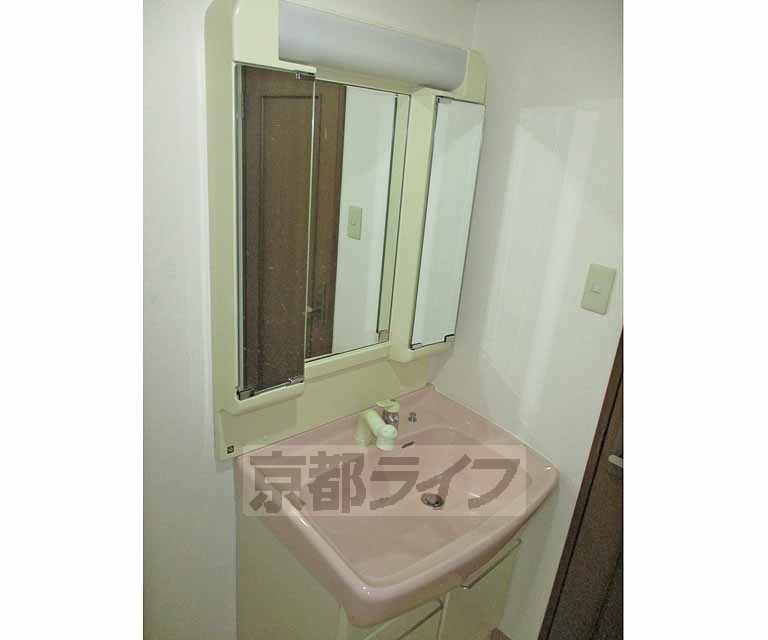 洗面設備　大きな収納です