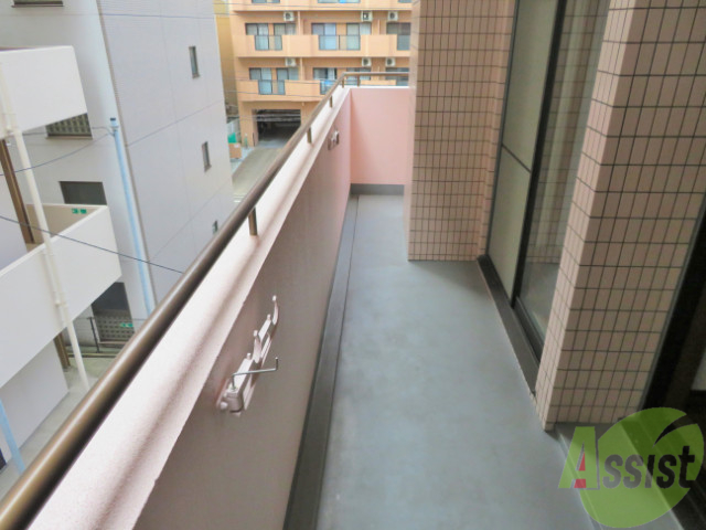 バルコニー　洗濯物がたくさん干せるバルコニーで嬉しいですね。