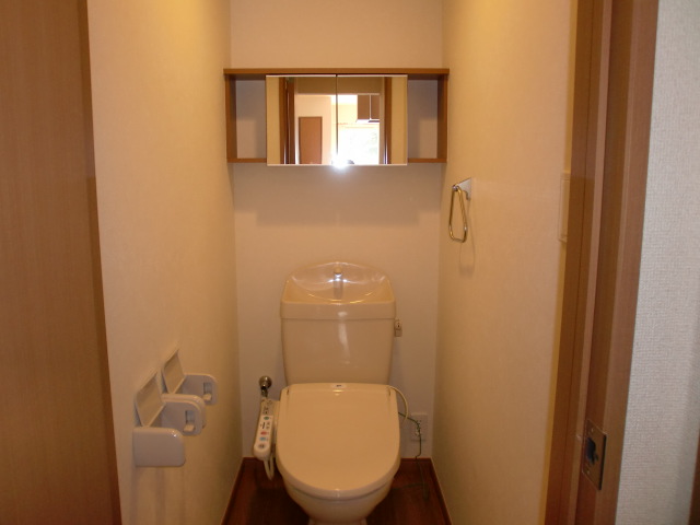 トイレ　トイレ棚ついてます。