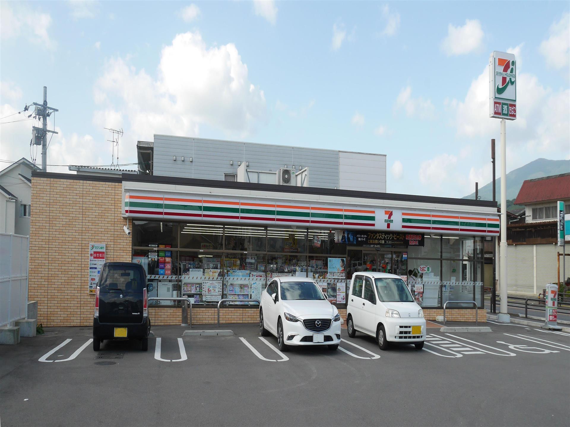 コンビニ　セブンイレブン（コンビニ）まで820m