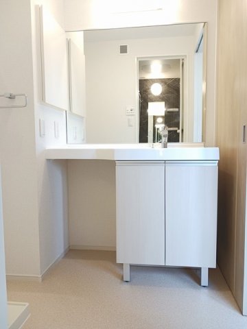 洗面設備　スペースが確保できる洗面所です