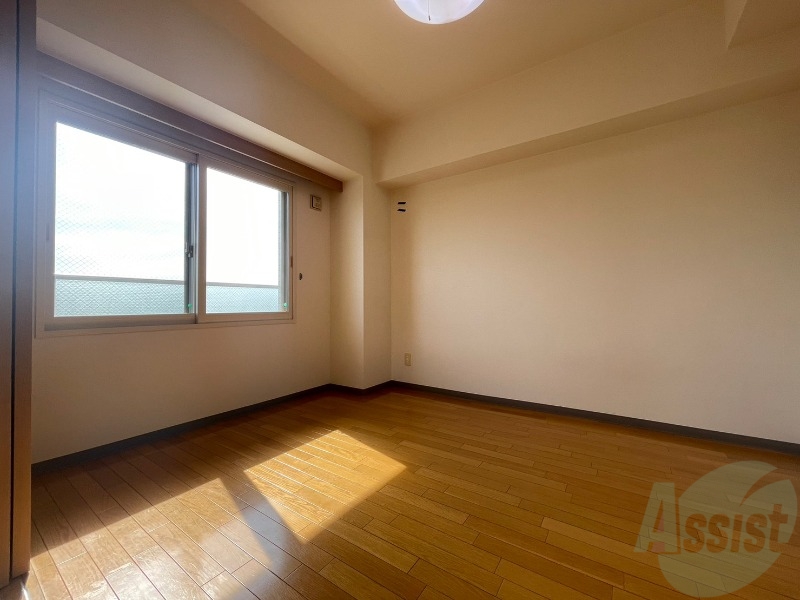 その他部屋・スペース　寝室はこちらです。光が差し込む、温かみのあるお部屋です。