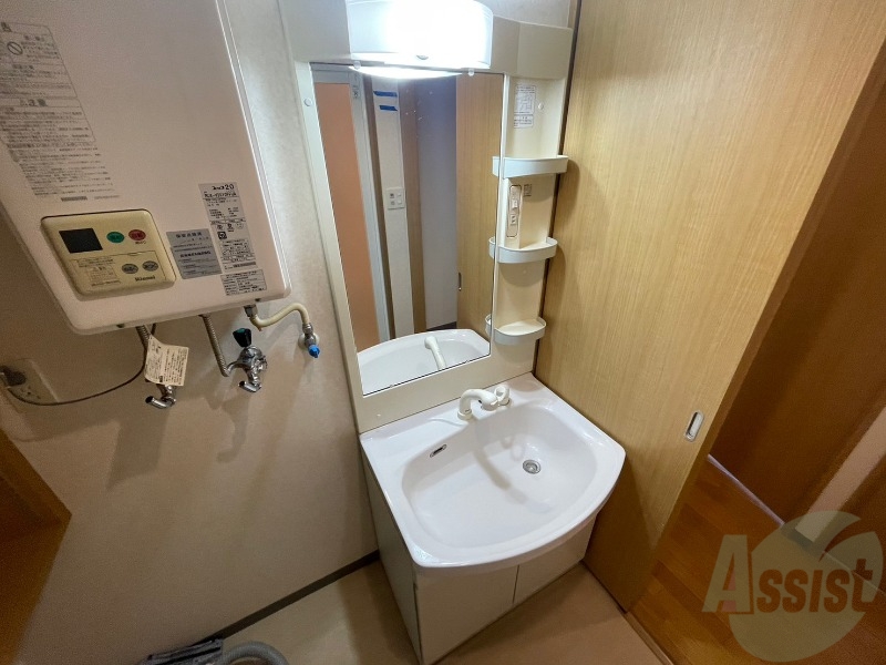 洗面設備　シャンプードレッサー。身支度はここでばっちりですね。