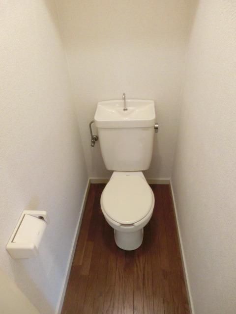 トイレ　洋式タイプで上部に収納あります