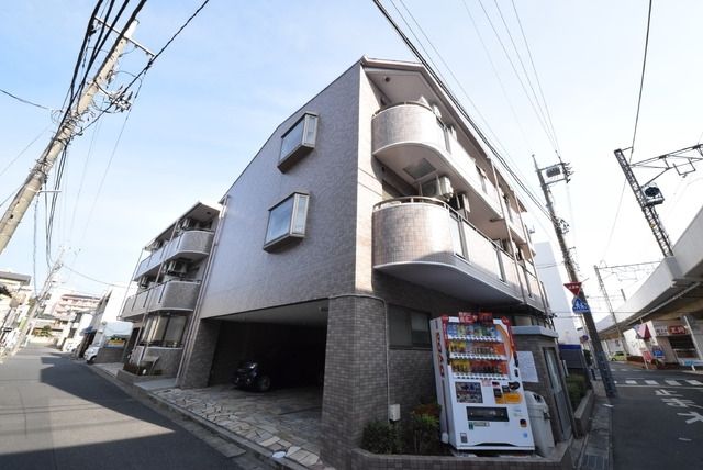 建物外観　明るい道を通って帰宅ができるので女性にも安心です