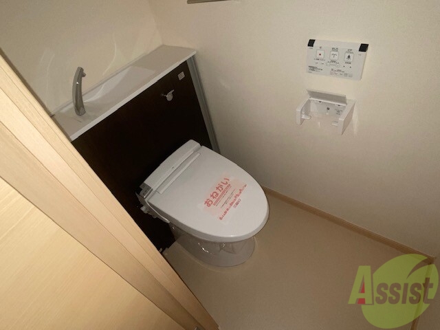 トイレ　ウォシュレットが付いているキレイなお手洗いです。