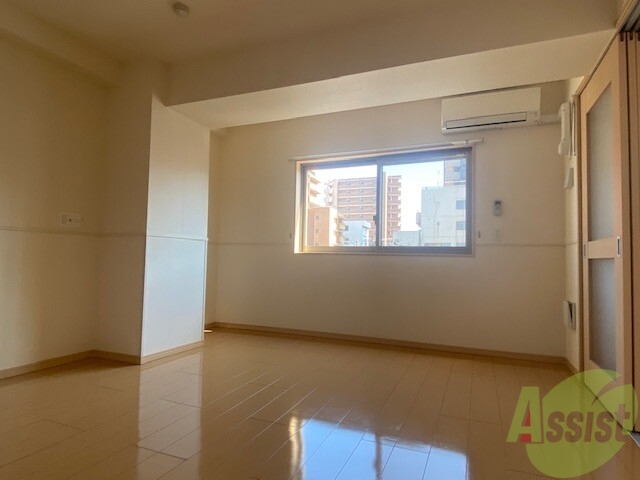 居室・リビング　こちらがリビングです。窓から陽が差し込んで明るいお部屋ですね